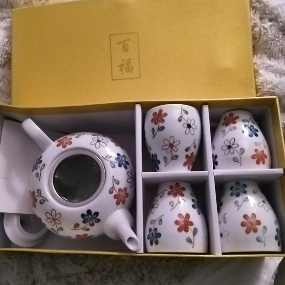 Lovely Floral Design Tea Set *NIB* - Picture 1 of 16